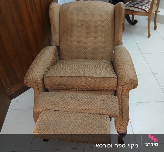 כורסה מרופדת עם הדום נשלף בחדר אוכל